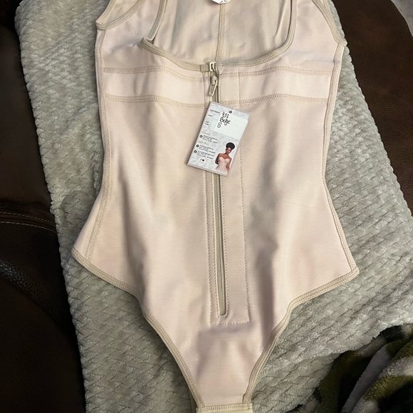 Waist trainer/ body shaper - Picture 2 of 6